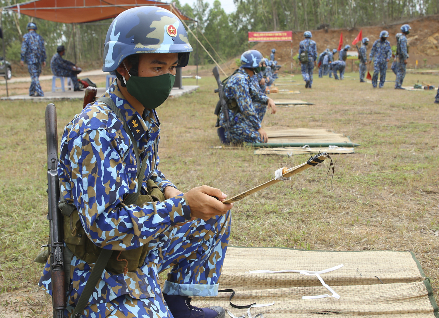 Chiến sĩ mới kiểm tra lượng nổ.